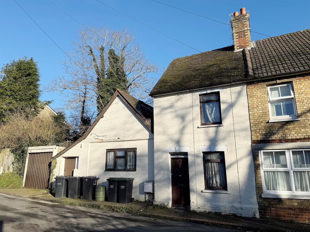 Lot: 158 - END-TERRACE HOUSE WITH POTENTIAL - End-terrace house
